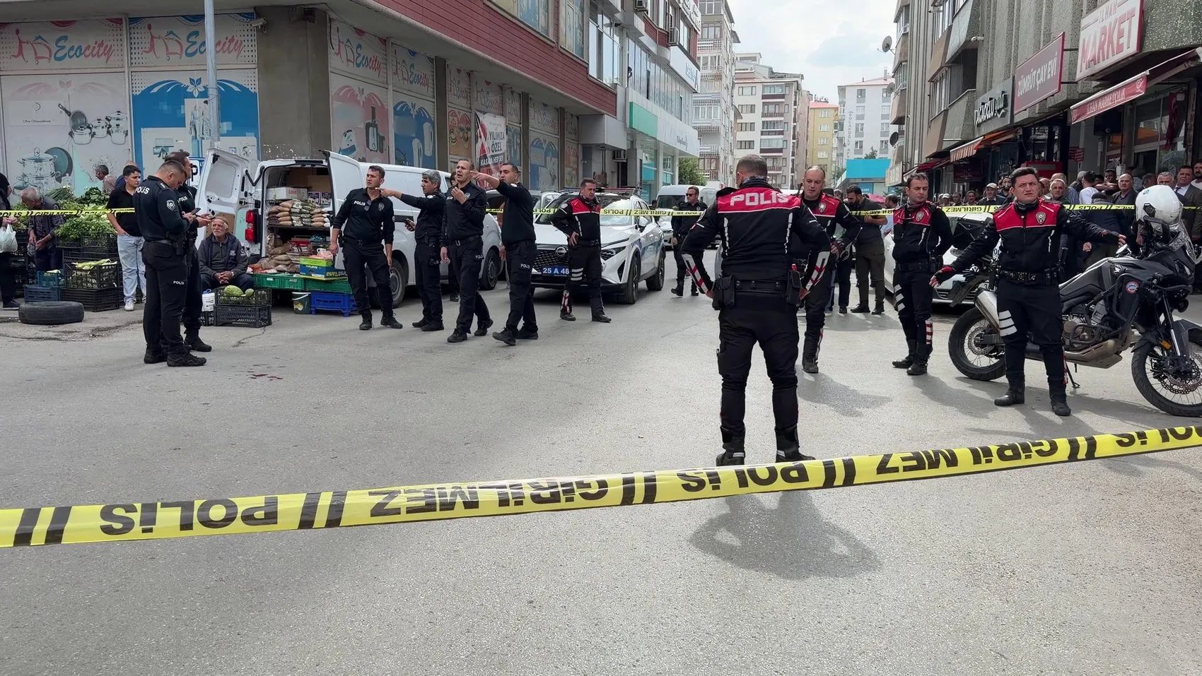 Erzurum'da dehşet anları: Bıçaklı saldırgana kurşun yağdırdı