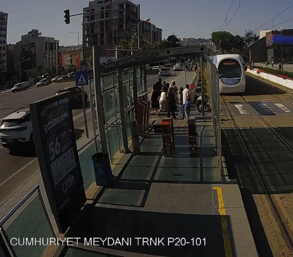 Samsun'da saniyelerle yarış: Tramvay raylarına koşan çocuğu tişörtünden yakalayıp hayata bağladı