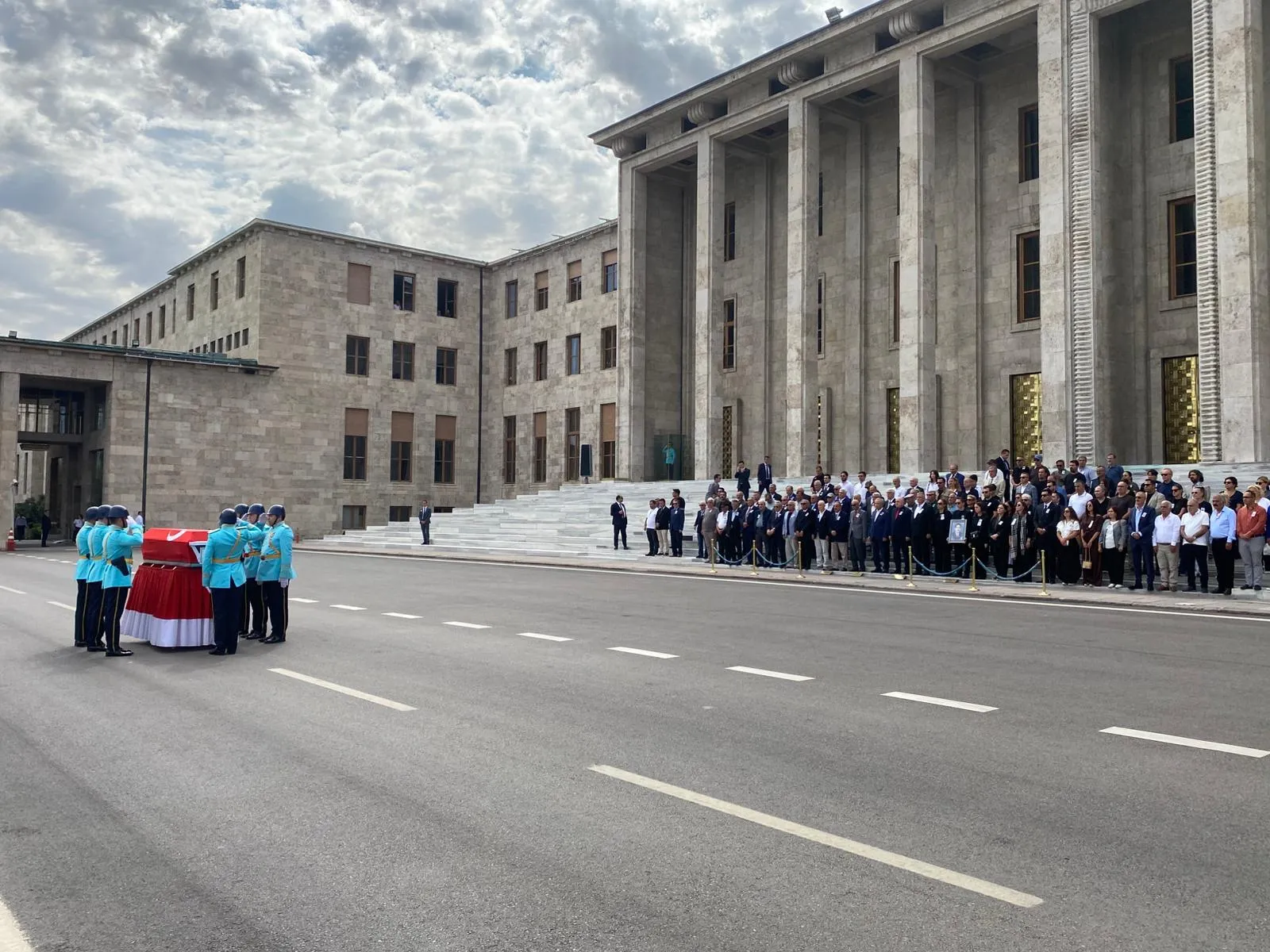 Siyasetin emektar ismi Latif Sakıcı son yolculuğuna uğurlandı