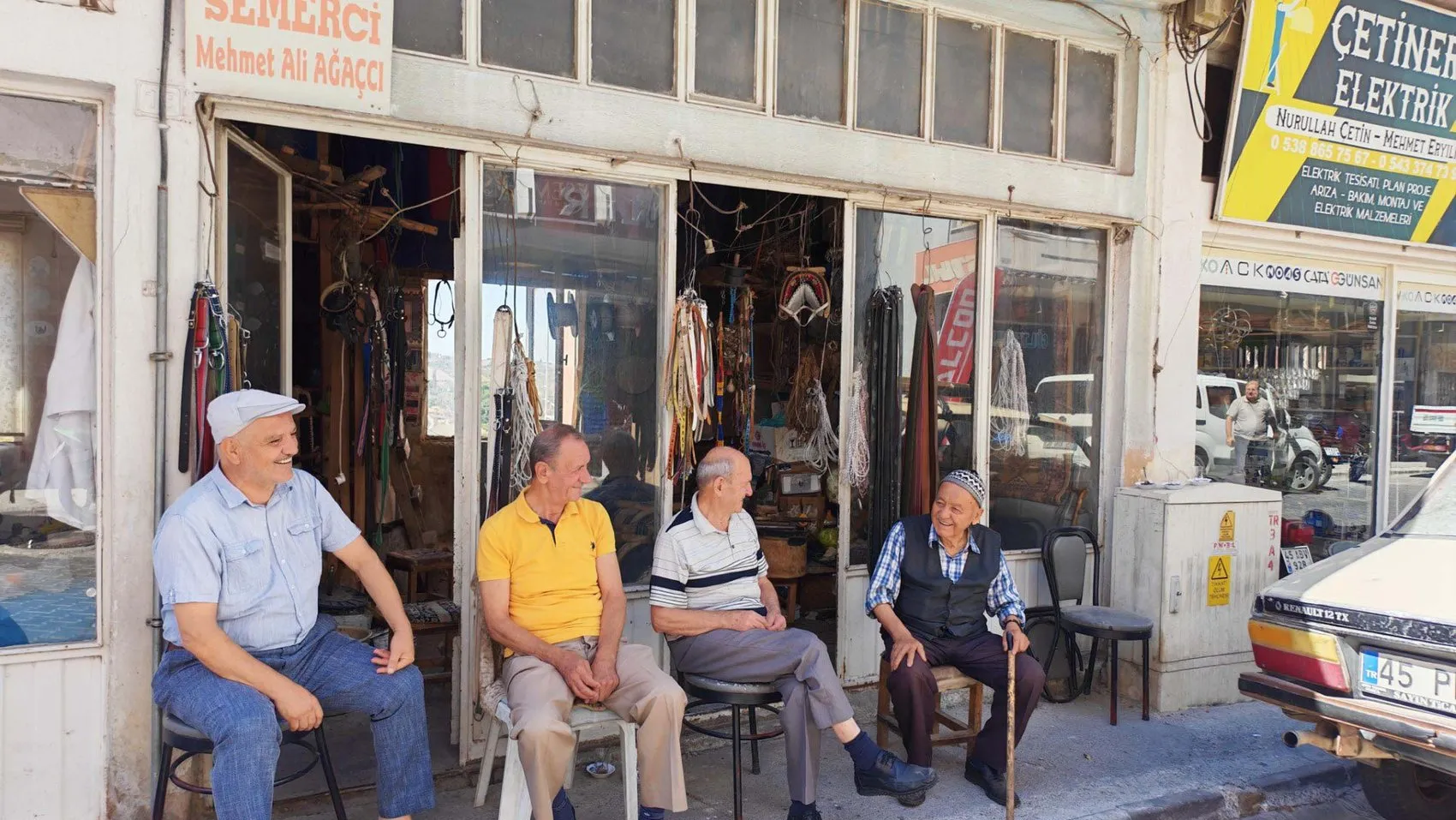 92 yaşında bir ömür: Bastonuna yaslanıp unutulmaya yüz tutmuş zanaatını ayakta tutuyor