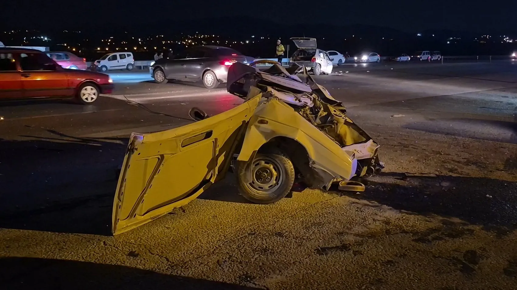 Battalgazi'de dehşet anları: Otomobil ikiye bölündü