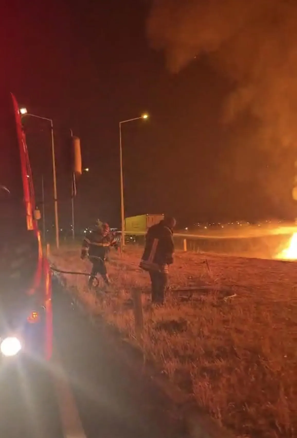 Kars-Ardahan yolunda korku dolu anlar: Alev topuna dönen TIR köprüden uçtu