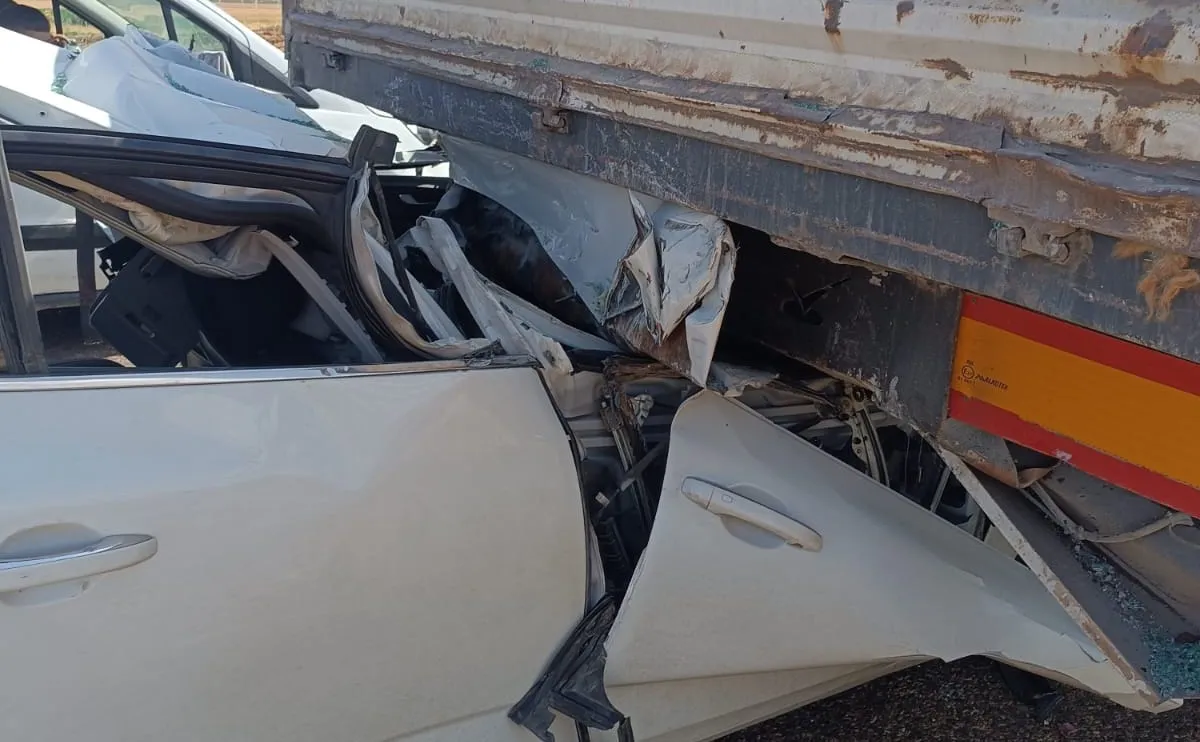 Besni'de korkunç kaza: TIR'ın altına giren otomobilden sağ çıktılar