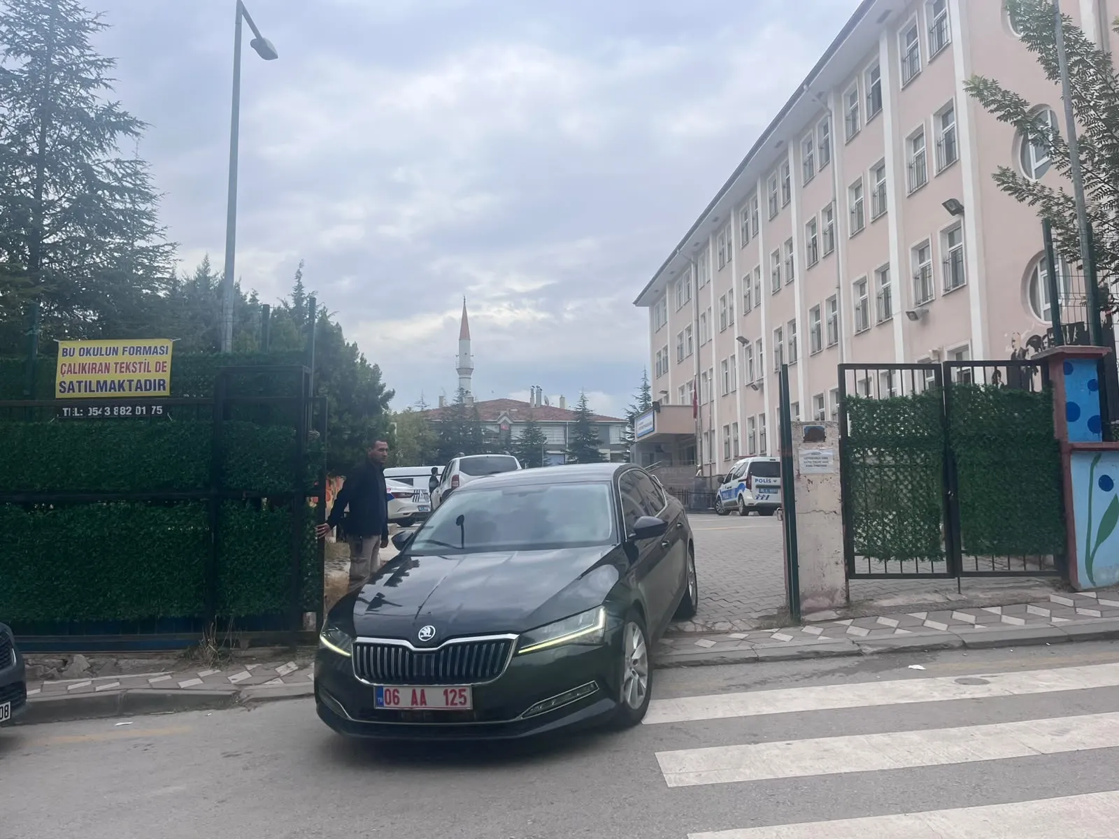 Okul bahçesinde dehşet anları: Kızını bekleyen anneye vahşi saldırı