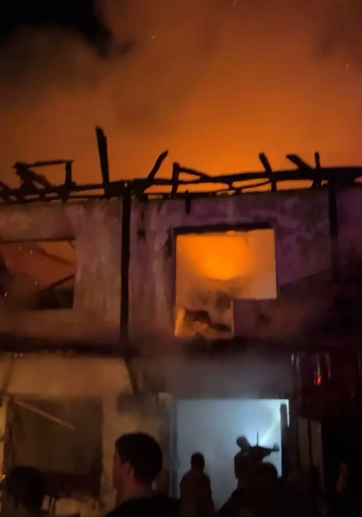 Bartın'da gece yarısı dehşeti: Alevler ahırı yuttu, 9 hayvan telef oldu