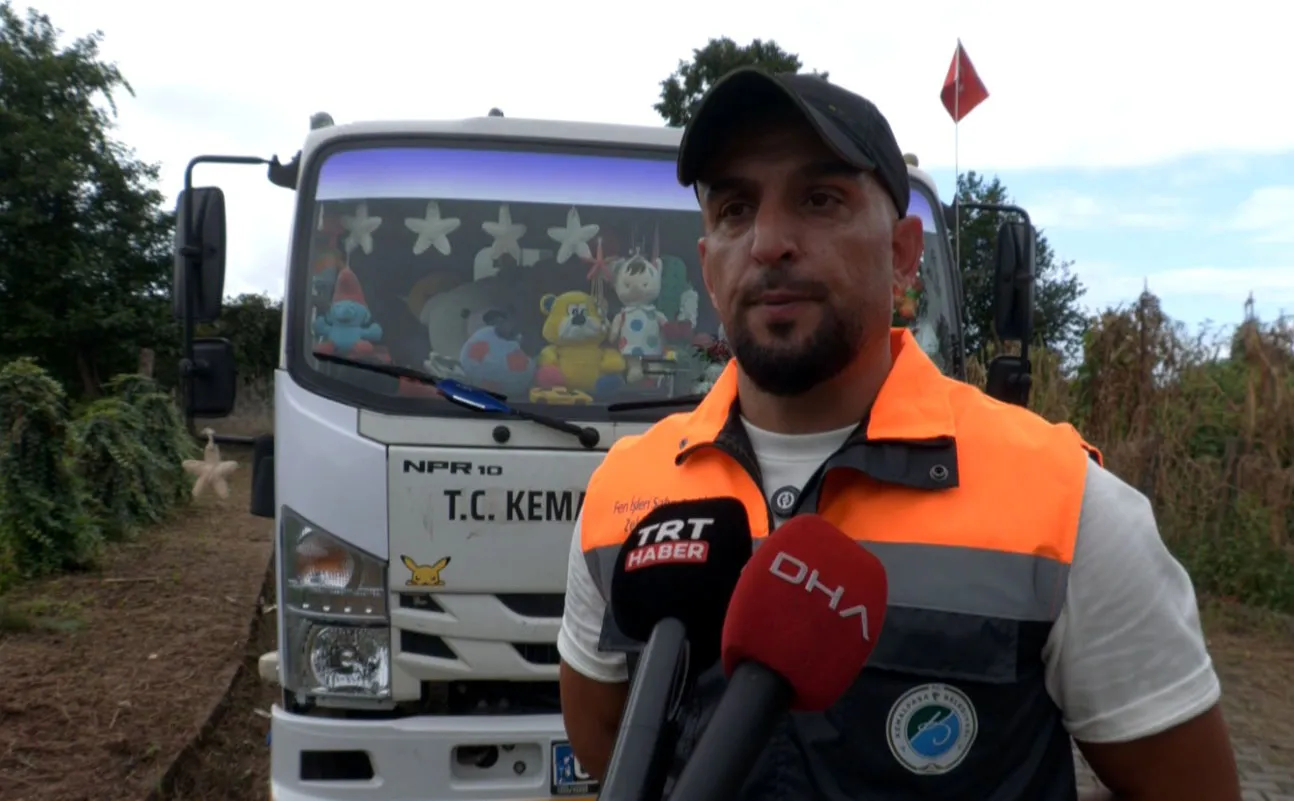 Çöp kamyonunu bir mutluluk durağına dönüştürdü: Rıfat ağabeyin renkli dünyası
