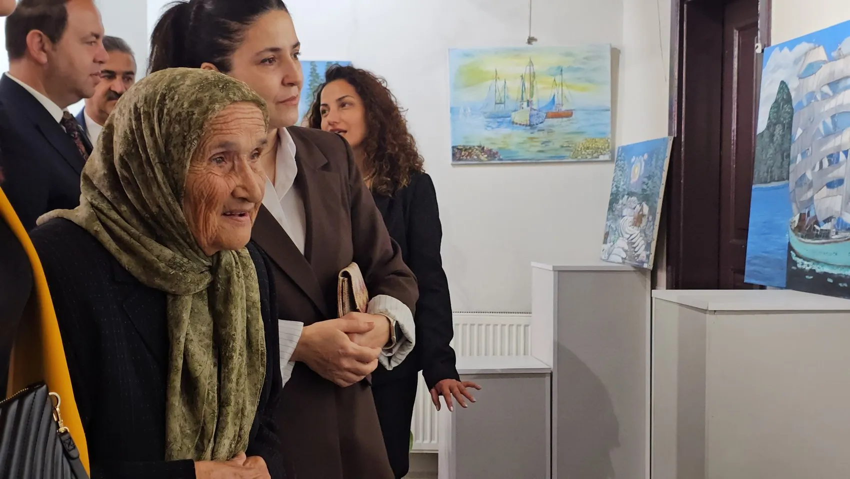 Televizyondaki Bob Ross ilham oldu: 81 yaşındaki Şahinde teyze sanatla yeniden doğdu