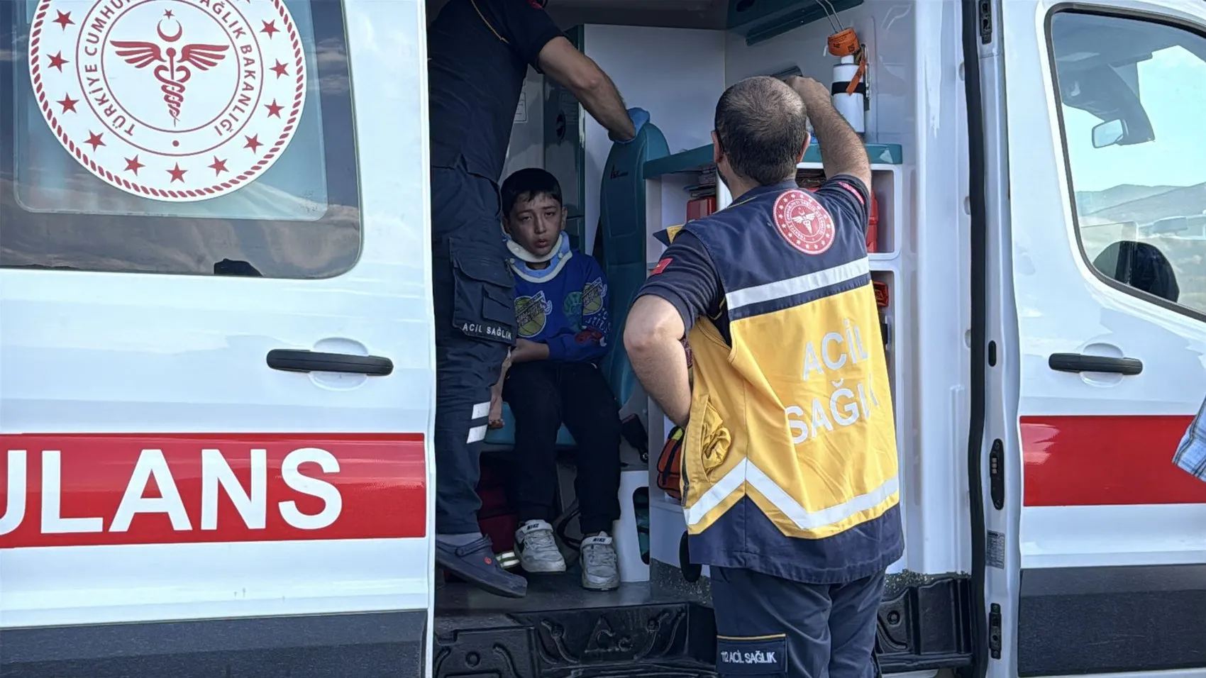 Sivas-Kayseri yolunda dehşet anları: Otomobil TIR'a çarptı, 6 kişi hastanelik oldu