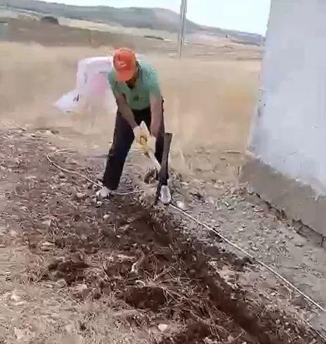 Sivas'ta yarım asırlık okul binası köylülerin omuzlarında yeniden hayat buldu