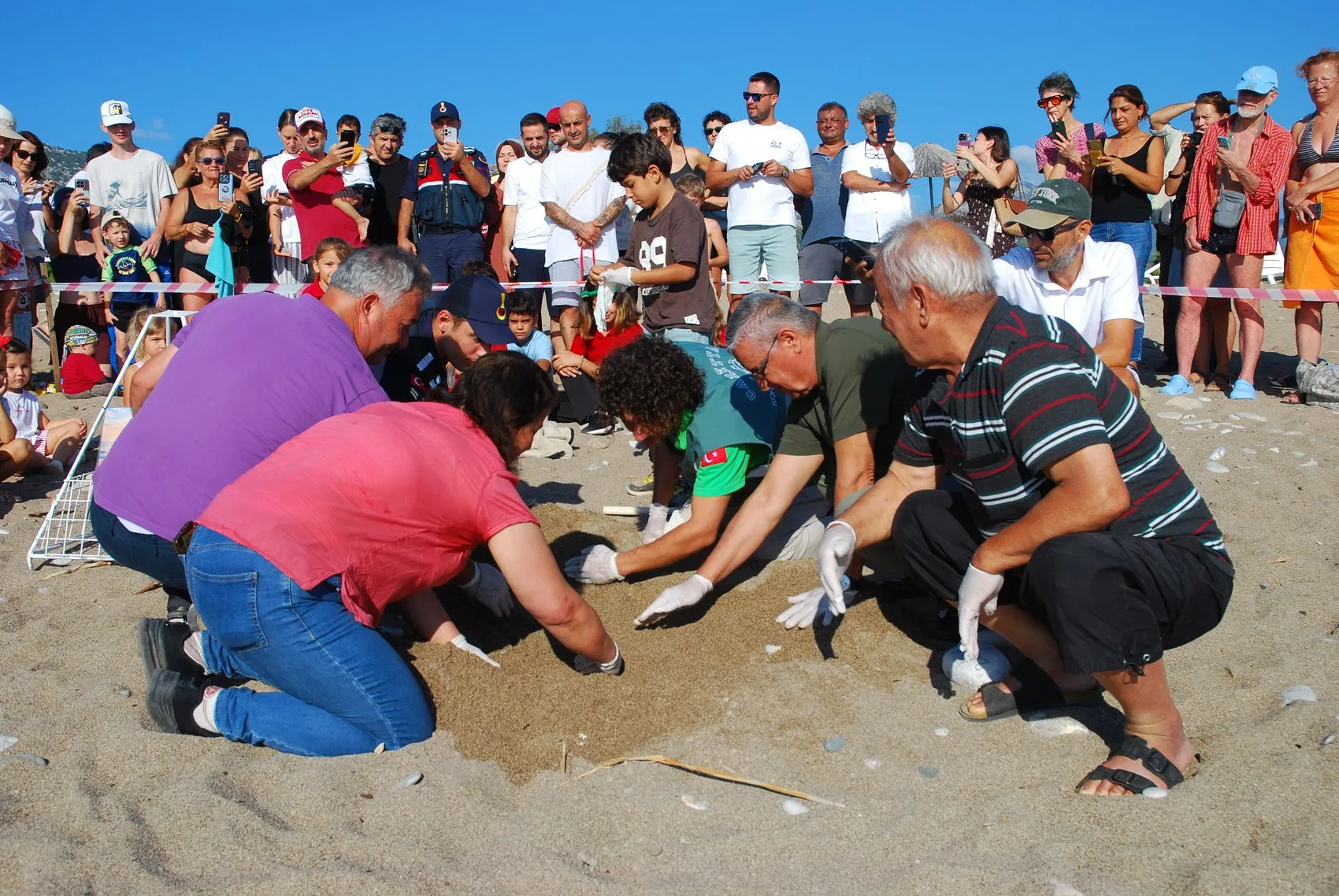Çıralı'da hüzünlü veda: Minik caretta carettaların yolculuğu duygusal bir anıyla noktalandı