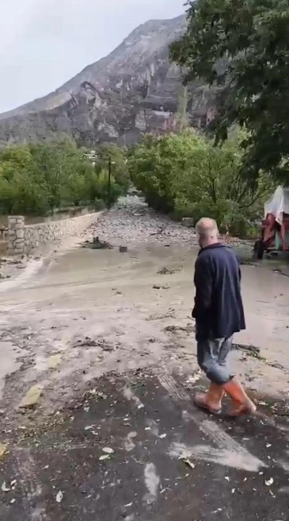 Erzurum'da aniden bastıran sağanak hayatı felç etti: Araçlar sulara gömüldü