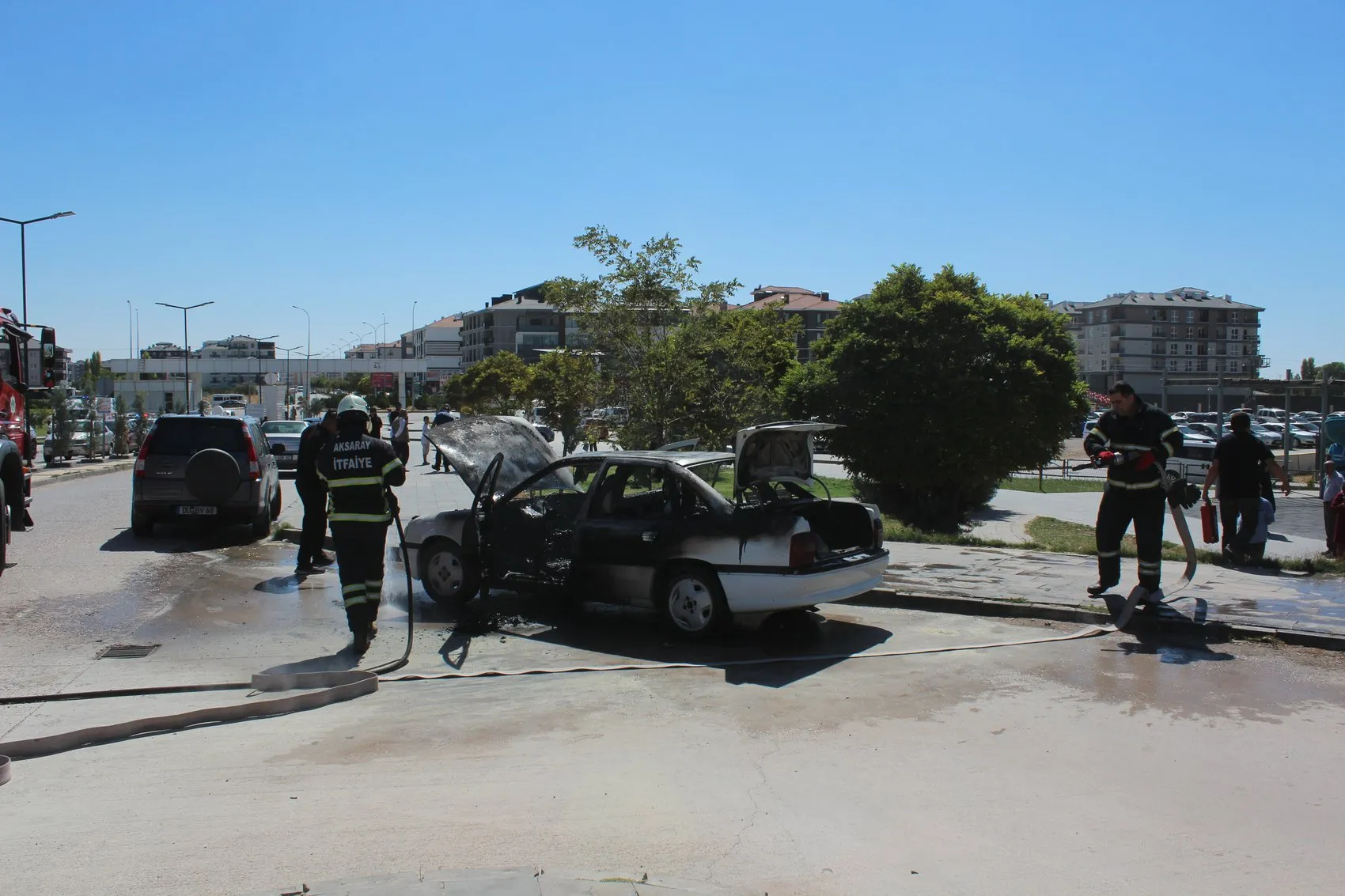 Aksaray'da hastane çıkışı korku dolu anlar: Otomobil bir anda alev topuna döndü