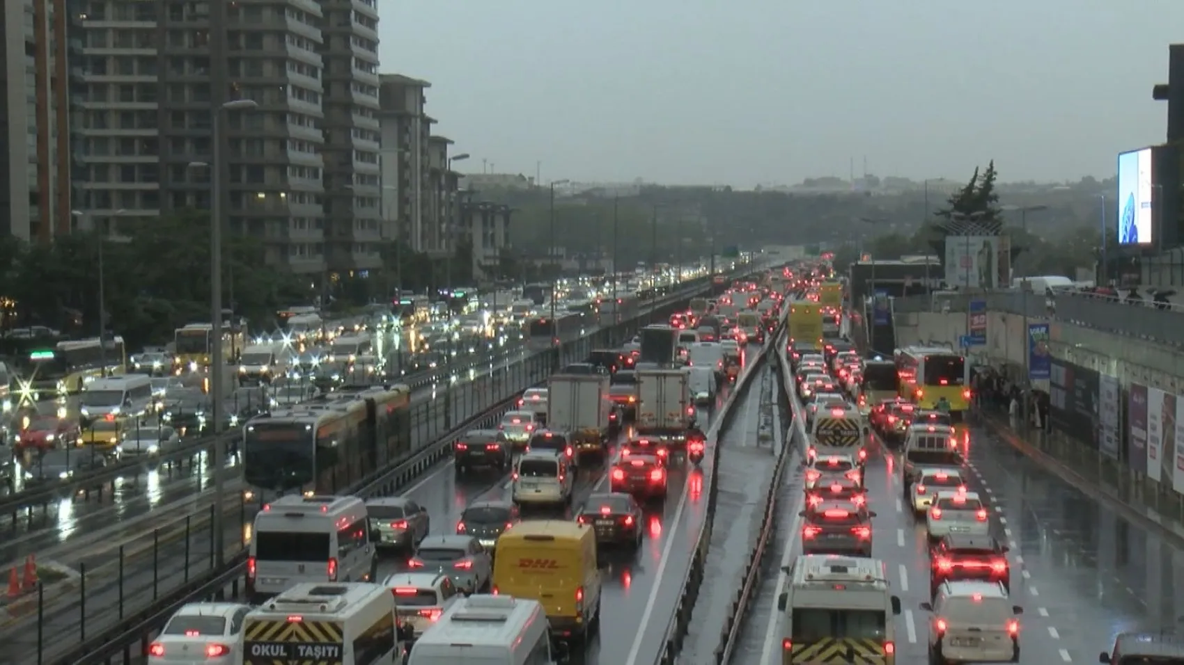 İstanbul trafiğinde kabus dolu saatler: Yüzde 85 yoğunluk