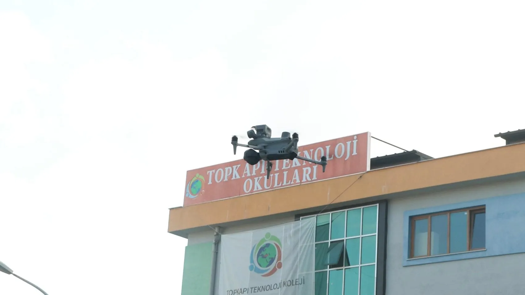 Esenyurt'ta okul zili çaldı, polis gökyüzünden göz hapsine aldı