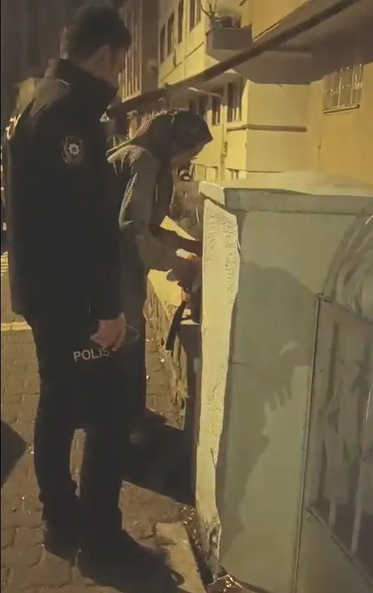 Gece yarısı sokakta kaybolan yaşlı kadından polislere duygulandıran kahve daveti