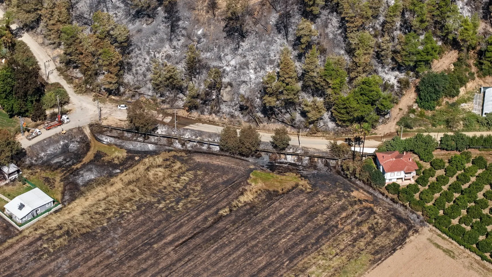 Aksu'da alevlerle amansız mücadele: Jandarma hortumu eline aldı, mahalleli kendi imkanlarıyla direndi