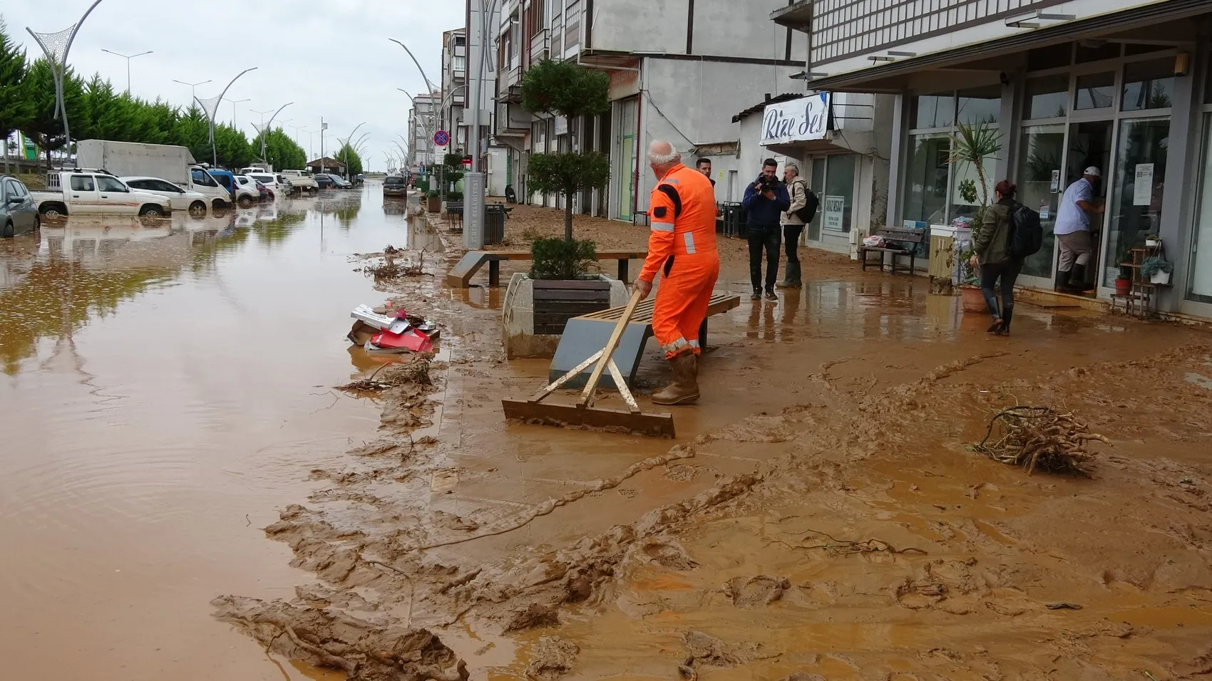 Rize'de kabusu yaşayan esnaf ve vatandaşlar anlattı: Belimize kadar suyun içindeydik