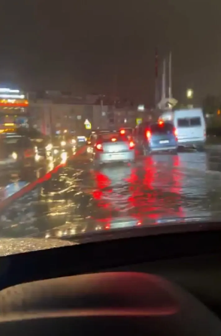 İstanbul'da akşam saatlerinde kabus: Yollar su altında kaldı