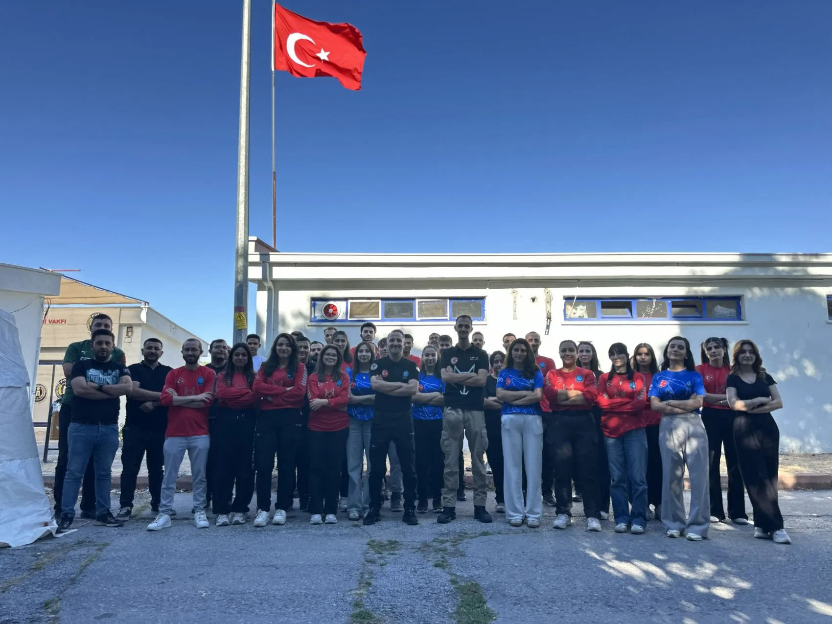 Depremde kaybettiği arkadaşlarının acısını arama kurtarma gönüllüsü olarak dindirmeye çalışıyor