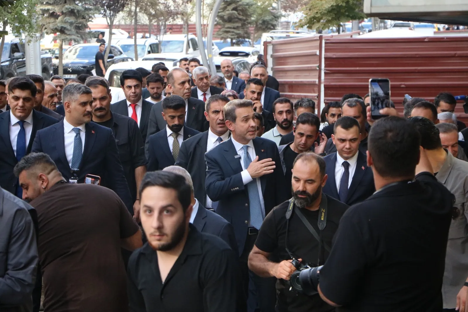 Hakkari'de maden müjdesi: Bakan Bayraktar esnafla çay içip gelecek planlarını anlattı