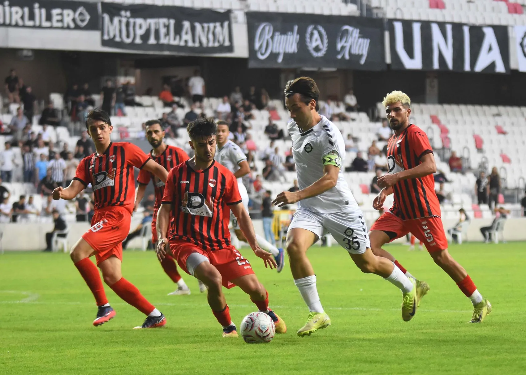 İzmir'in genç yetenekleri sahne aldı: Altay'da yeni dönem alkışlarla başladı