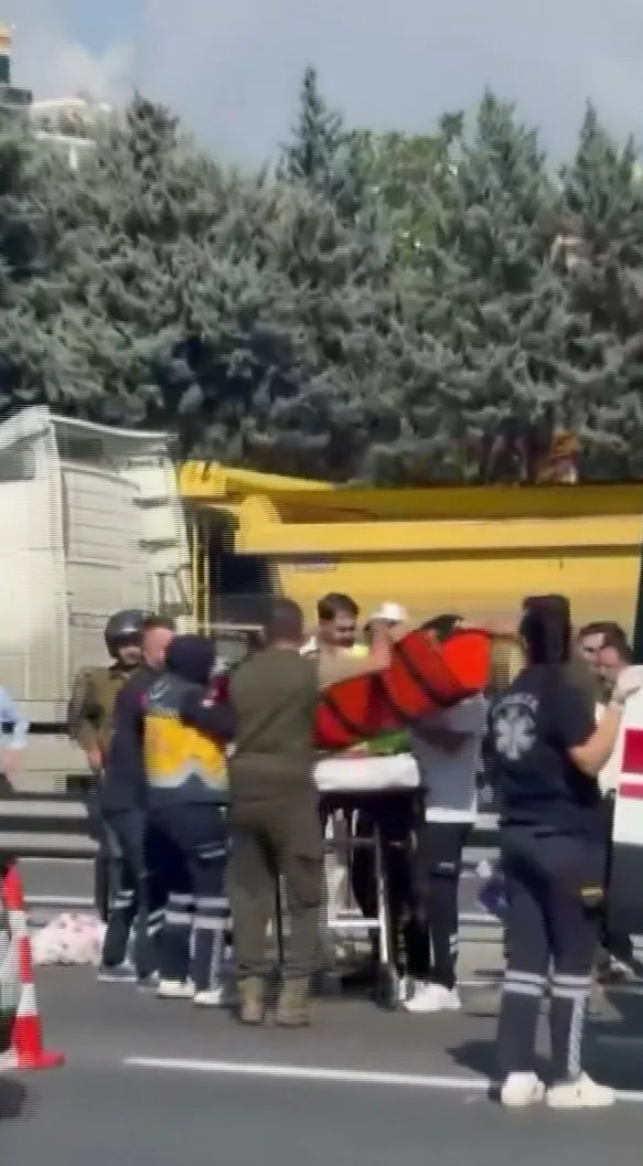Basın Ekspres yolunda korkunç kaza: Servis minibüsü yayaya çarptı