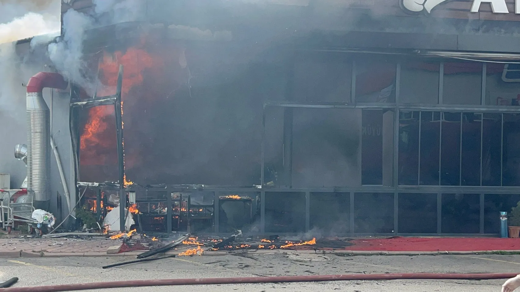 Serdivan'da korkutan manzara: Restoran alevlere teslim oldu