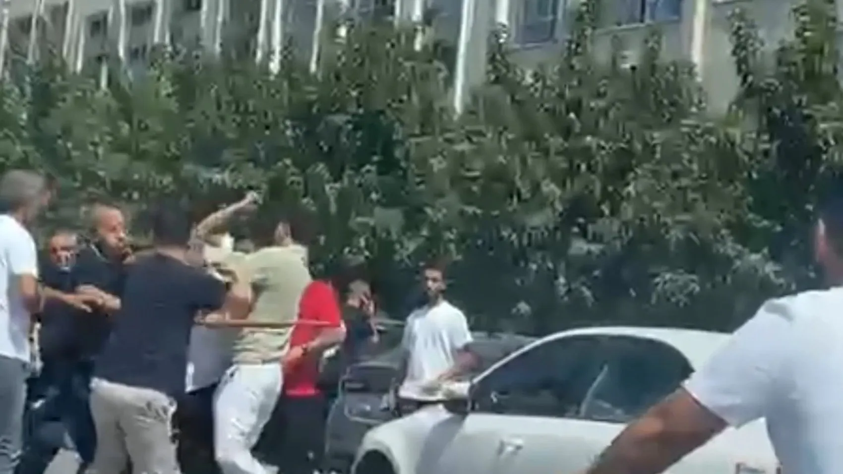 Şanlıurfa'da gündüz vakti dehşet anları: Sokak ortasında taşlı sopalı meydan savaşı