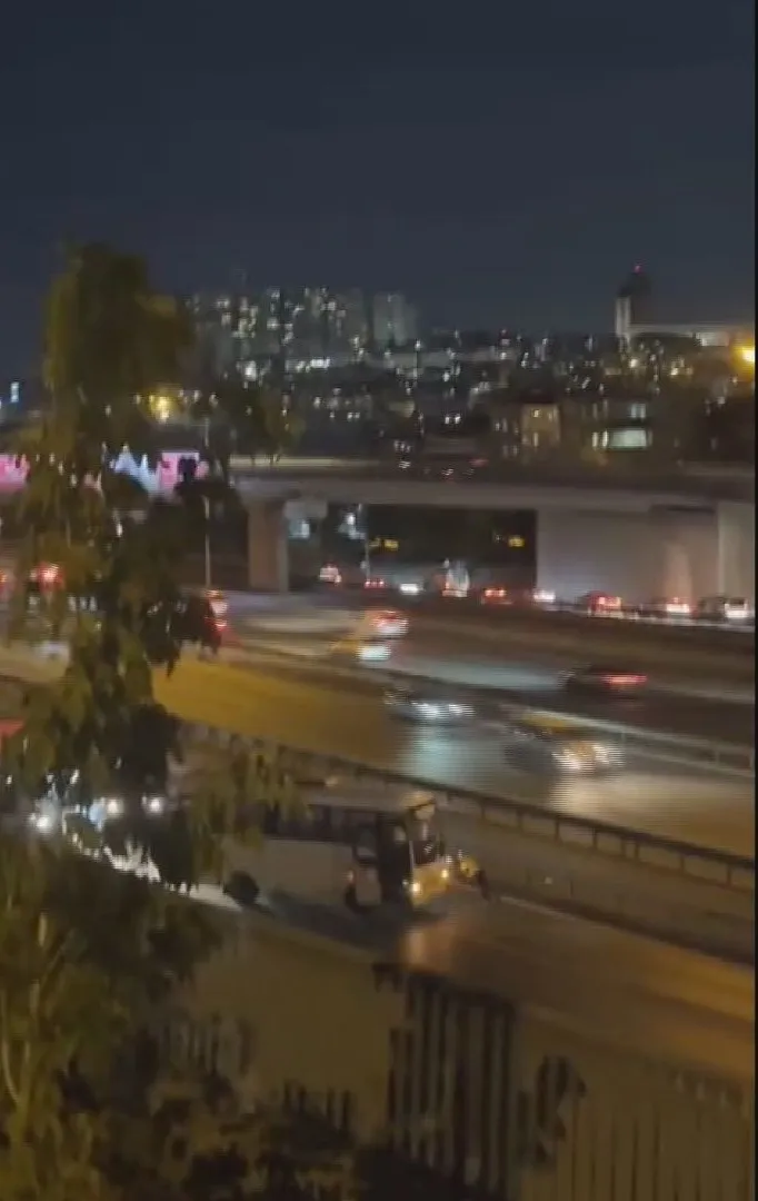 TEM Otoyolu'nda şaşırtan görüntü: Trafik polisi aracı tek başına itmeye çalıştı