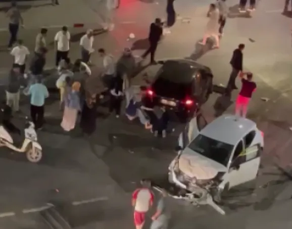 Sultangazi'de gece yarısı dehşeti: Üç aracın karıştığı kazada beş kişi hastanelik oldu