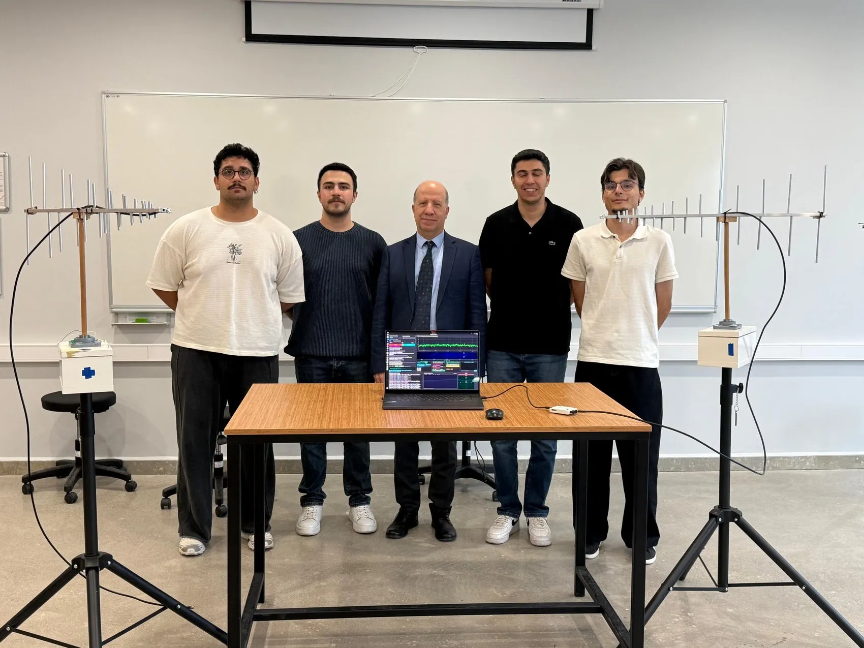 Genç mühendislerden savunma sanayisine kritik dokunuş: Düşman telsizlerini şaşırtan yerli sistem