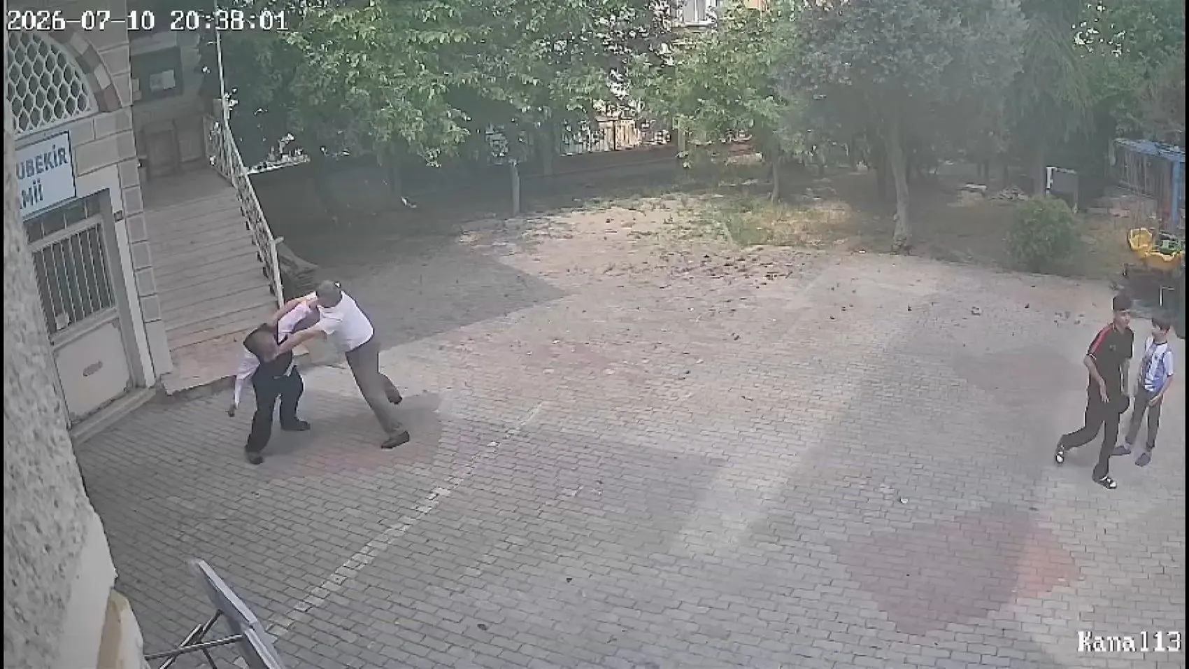 Cami bahçesinde yardım parası kavgası: Müezzin şikayetçi oldu, imamın saldırısına uğradı