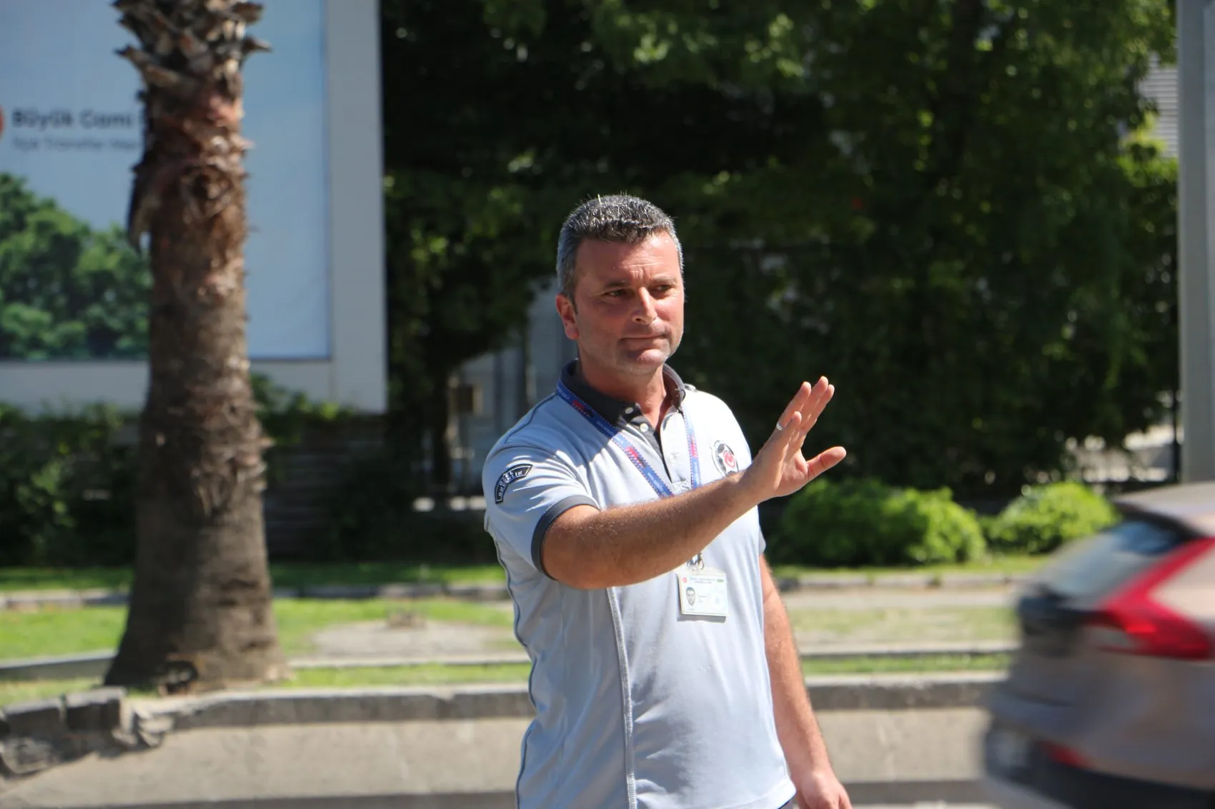 Samsun'da saniyelerle yarış: Tramvay raylarına koşan çocuğu tişörtünden yakalayıp hayata bağladı