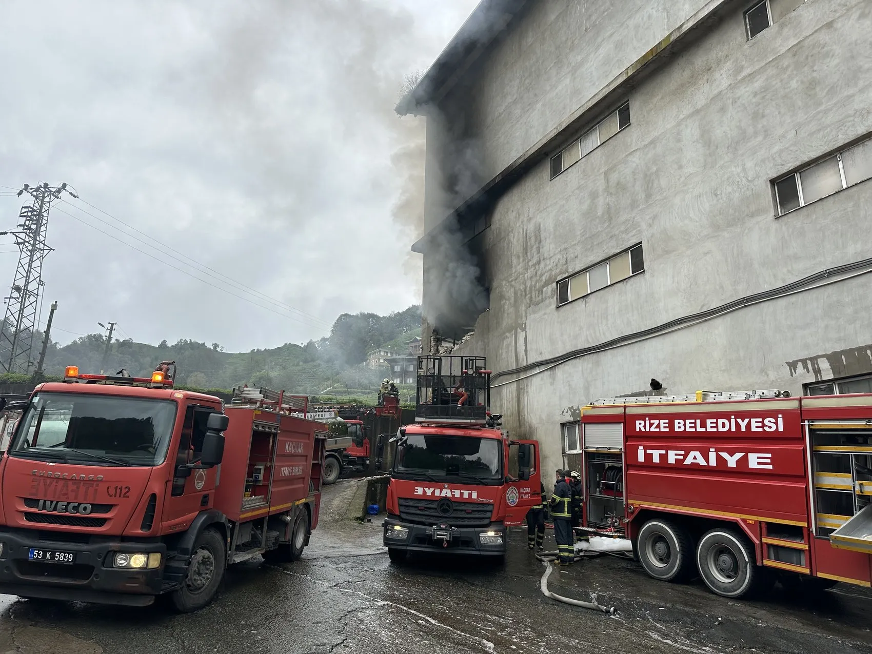 Çayeli'nde korku dolu anlar: Fabrika deposunu alevler teslim aldı