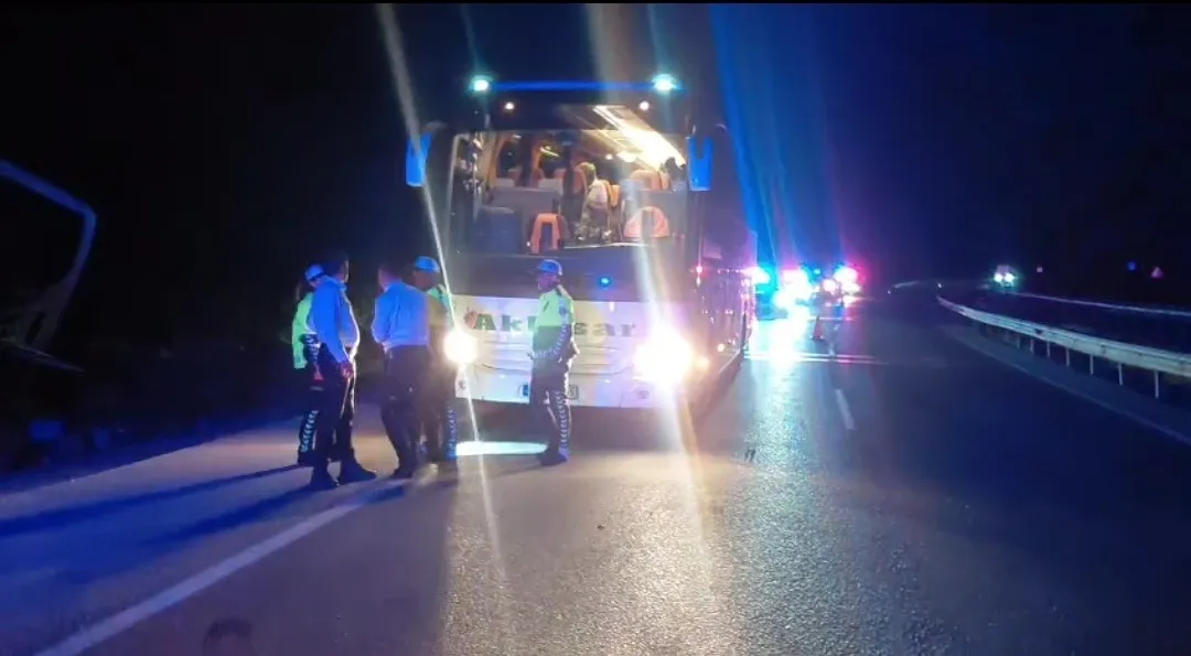 Gece yarısı dehşeti: Yolcu otobüsü kontrolden çıktı, çok sayıda yaralı var