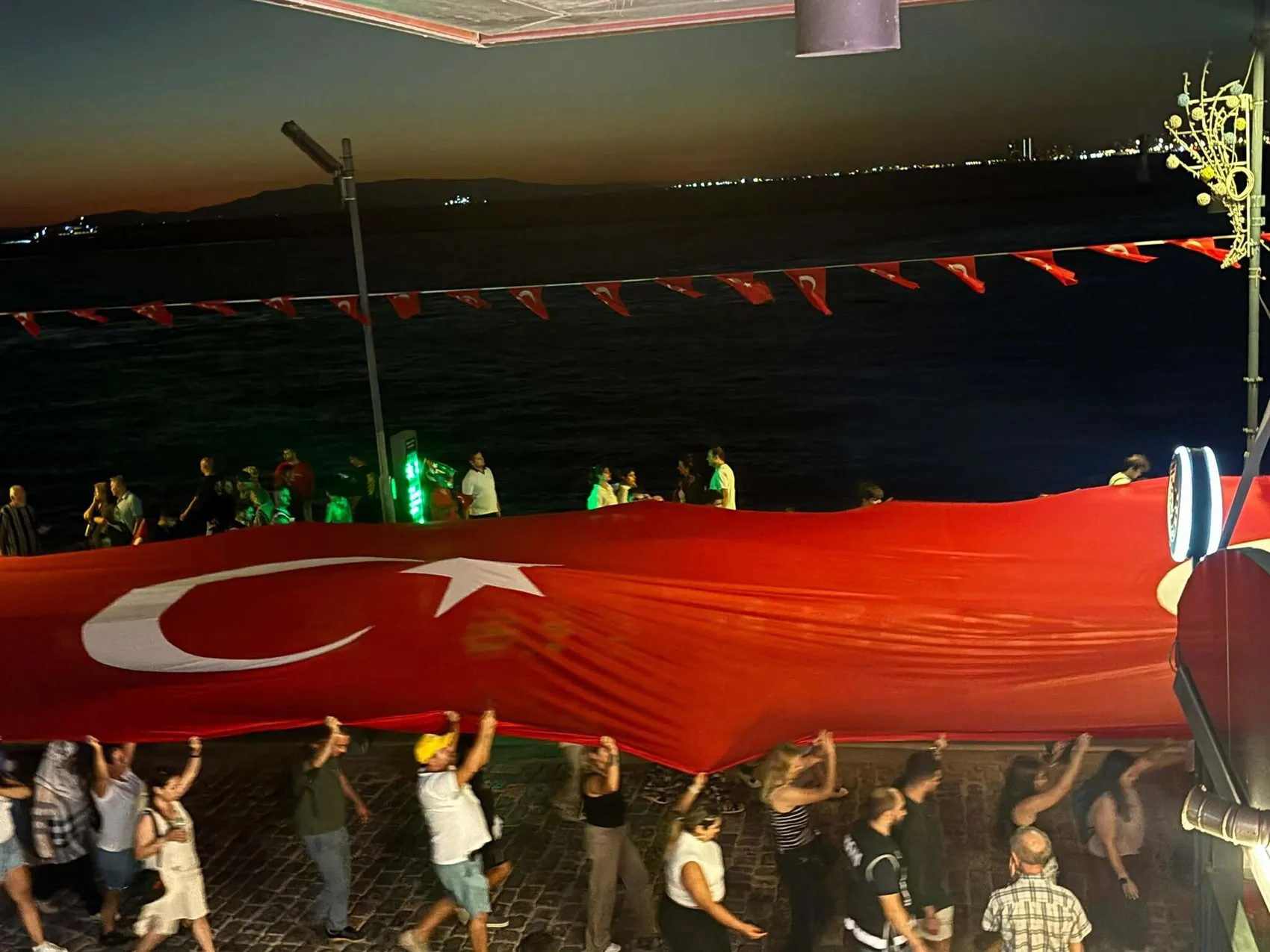 İzmir'de 350 metrelik dev bayrakla kurtuluş coşkusu
