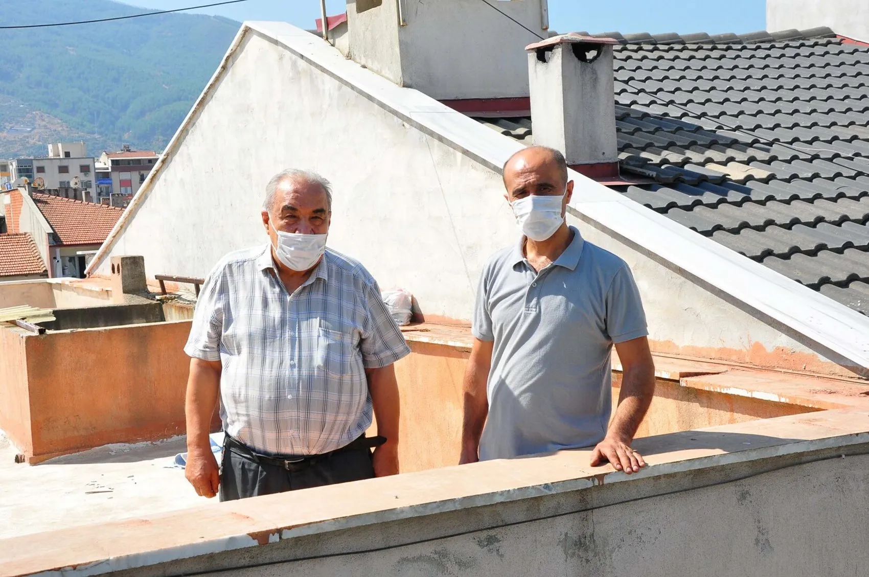 Manisa'da 10 yıllık koku kabusu: Apartman sakinleri maskeyle nefes almaya çalışıyor