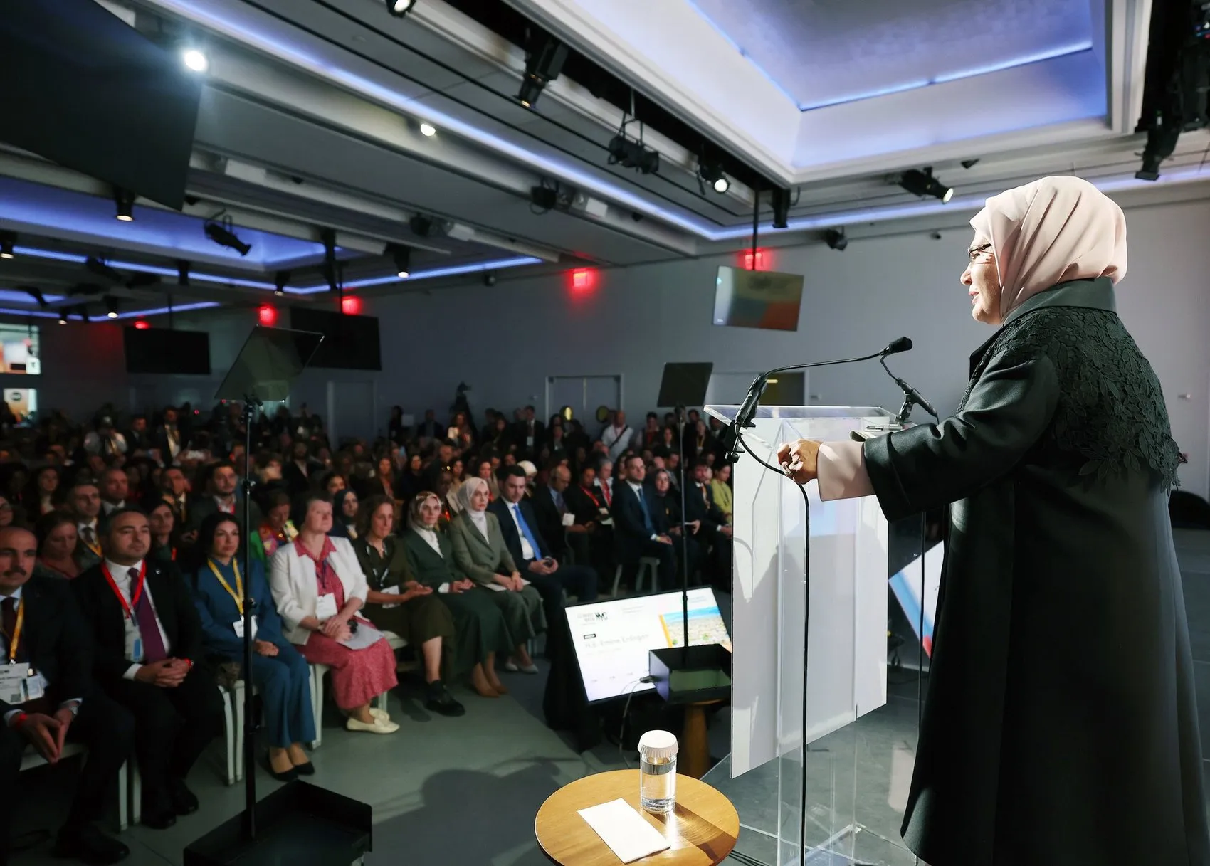 Emine Erdoğan'dan New York'ta 'tüketim çılgınlığı' uyarısı: Geleceği kurtarmak için zihniyet devrimi şart