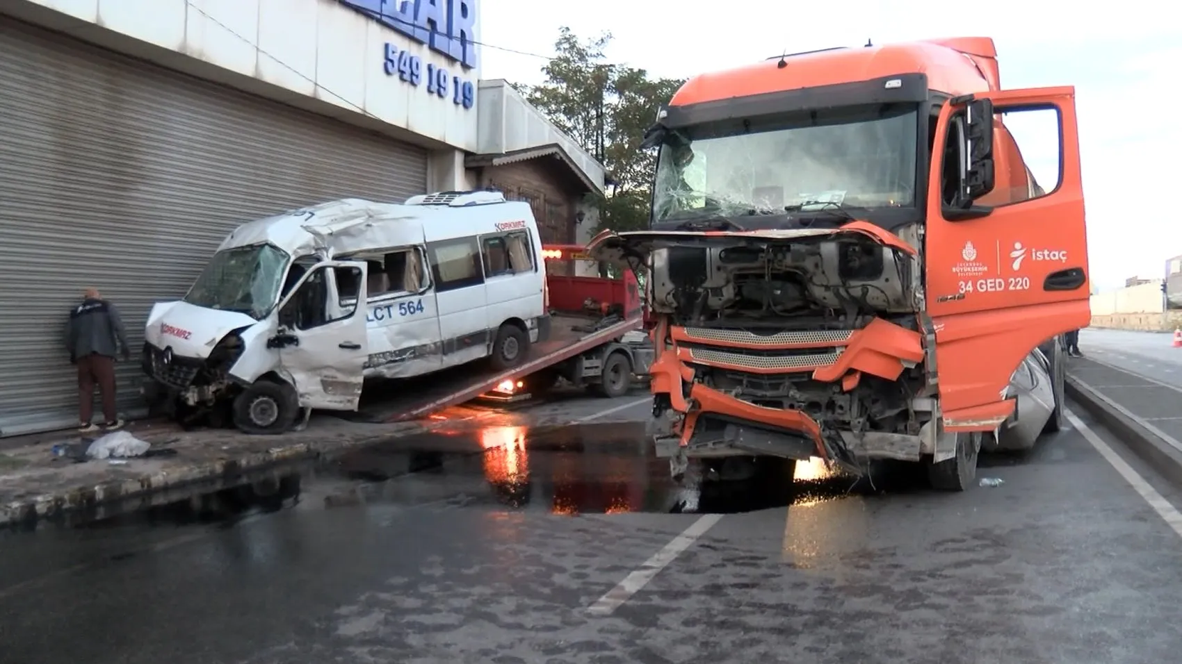 Sabahın ilk ışıklarında Ümraniye'de şiddetli çarpışma: Servis aracı dükkan duvarına çarptı