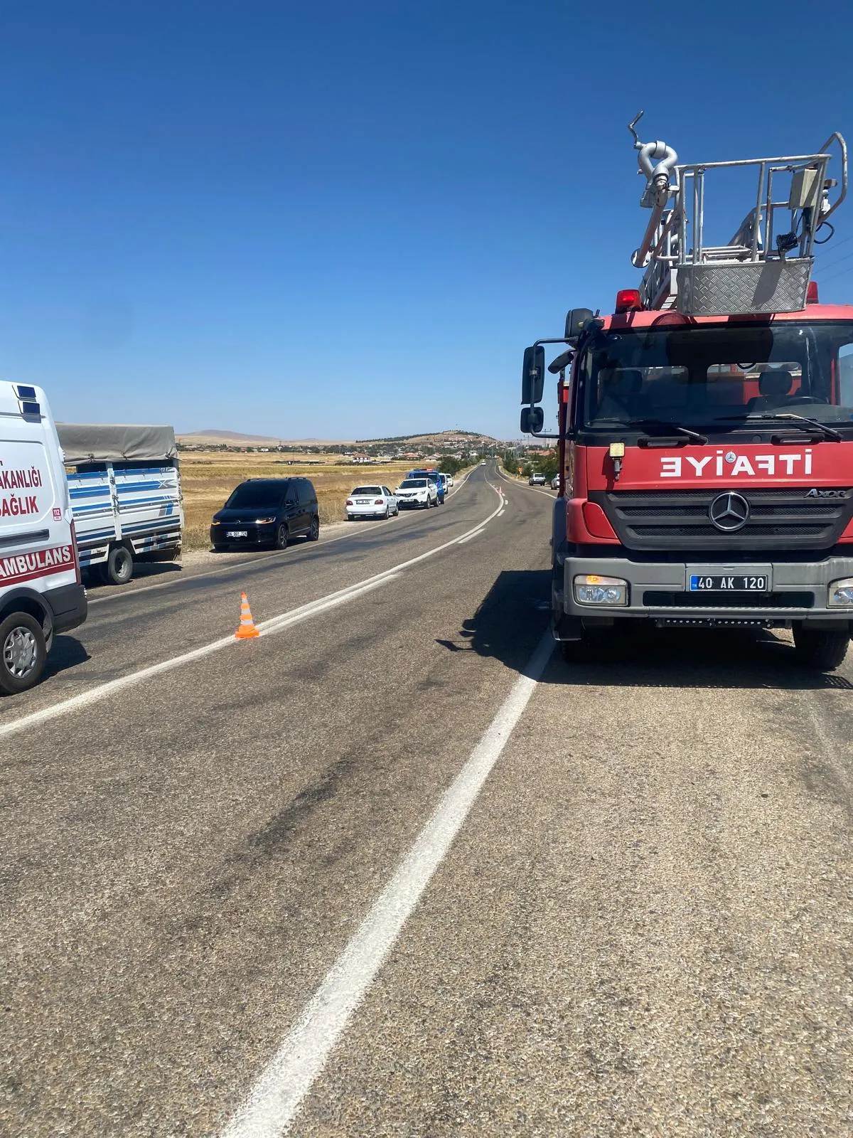 Boztepe yolunda korkutan kaza: Hayvan yüklü TIR şarampole uçtu