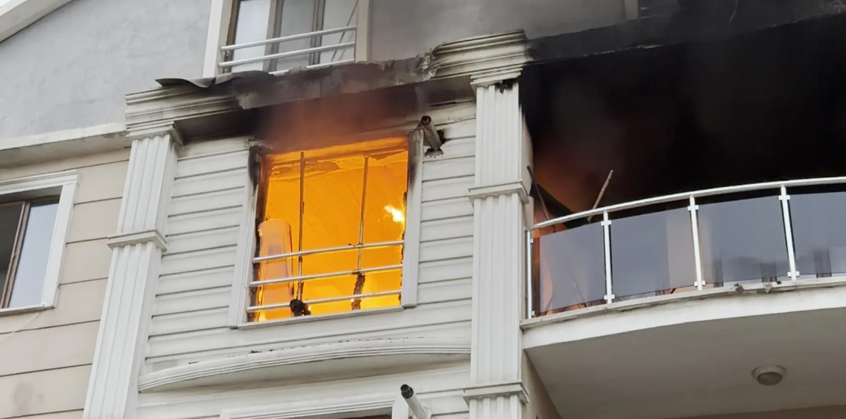 Iğdır'da apartman duman altında kaldı: İtfaiye ekipleri mahsur kalanları böyle kurtardı