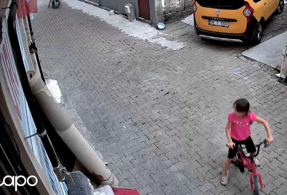Minik Nehir'in sokaktaki duyarlı hareketi görenleri duygulandırdı