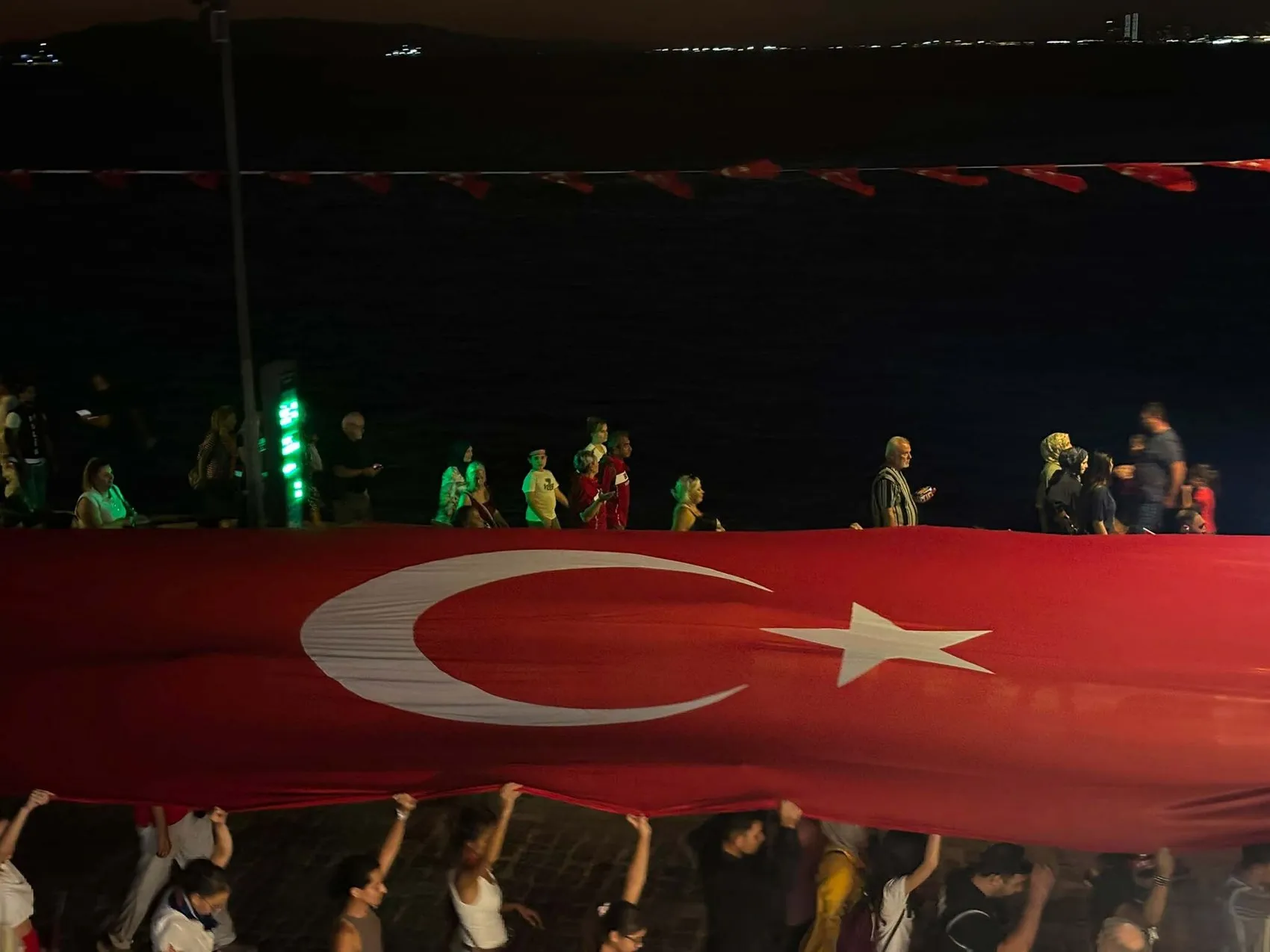 İzmir'de 350 metrelik dev bayrakla kurtuluş coşkusu