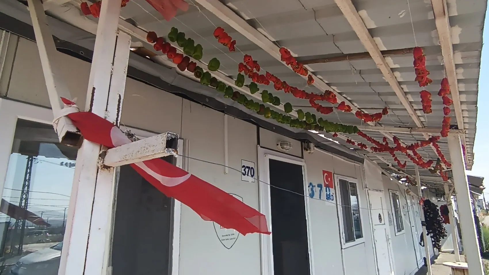 Konteyner kentte geleneksel kış hazırlığı: Depremzede kadınlar umudu mutfakta yeşertiyor
