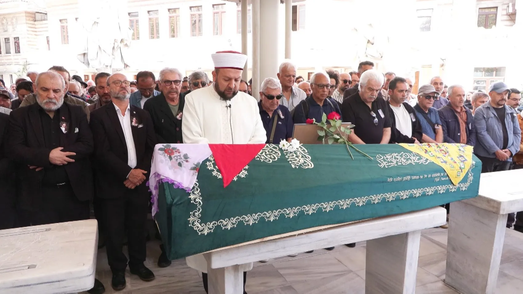Sanat dünyası Arsen Hala'sını uğurladı: Gülsen Tuncer son yolculuğuna mor çiçekli tülbentiyle çıktı