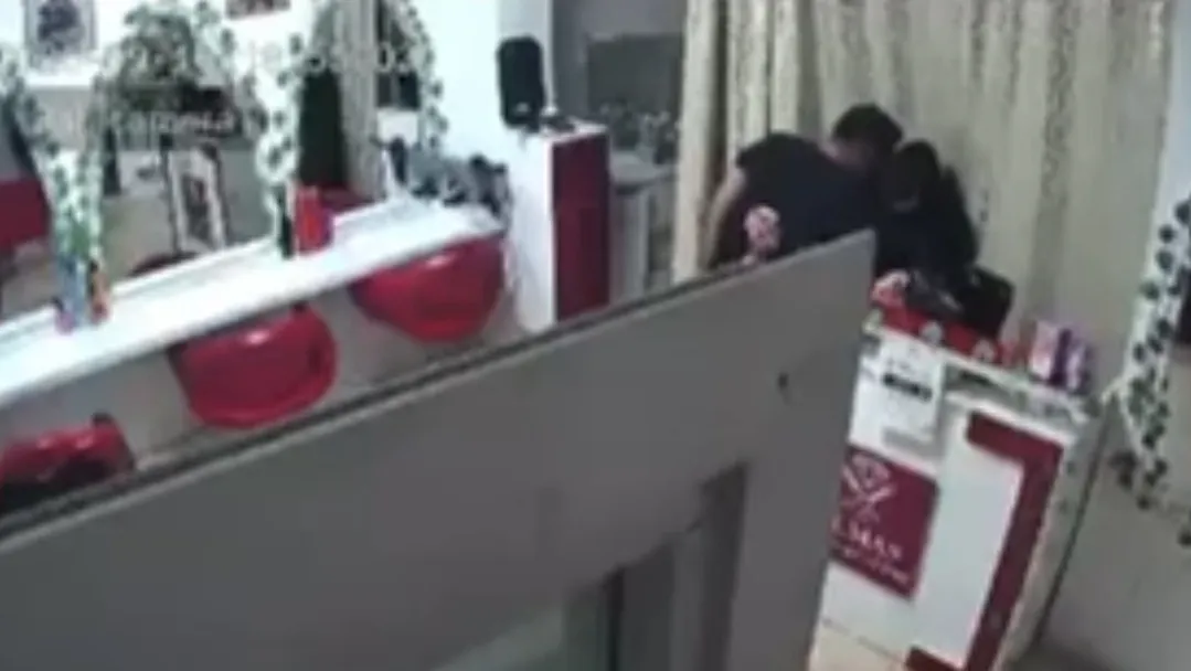 Güzellik salonunda şarj bahanesiyle taciz dehşeti: Güvenlik kamerası her şeyi kaydetti