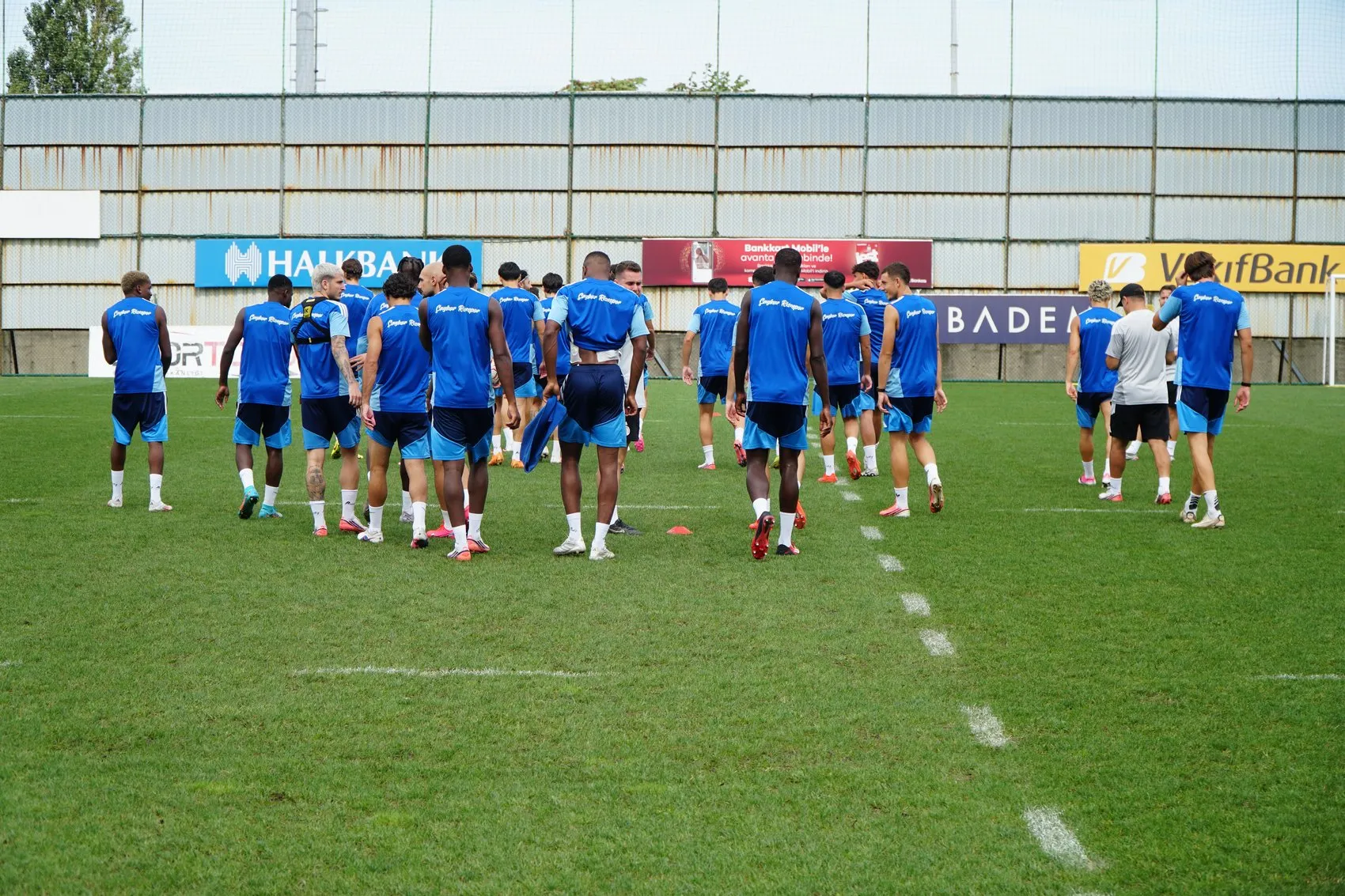 Çaykur Rizespor'da Ali Sowe'un basın toplantısında beklenmedik anlar: Sırılsıklam oldu