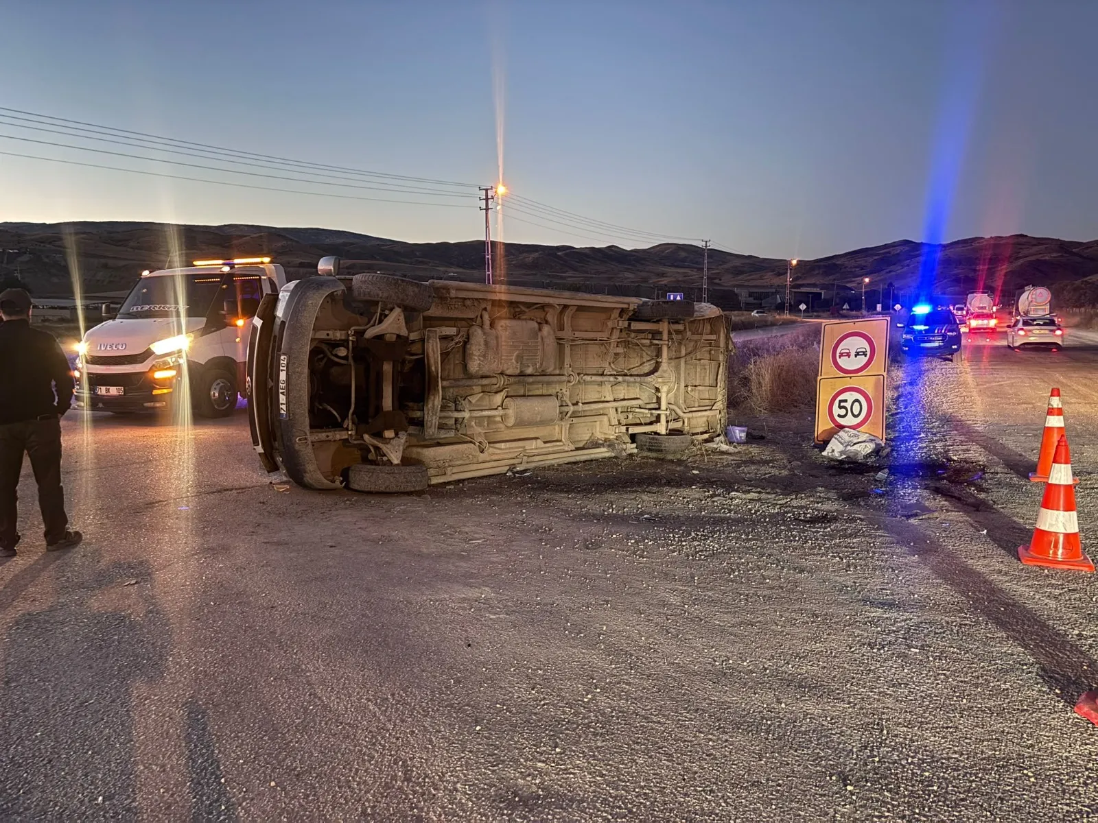 Kırıkkale'de akşam saatlerinde dehşet anları: Servis minibüsü devrildi, 14 kişi yaralandı