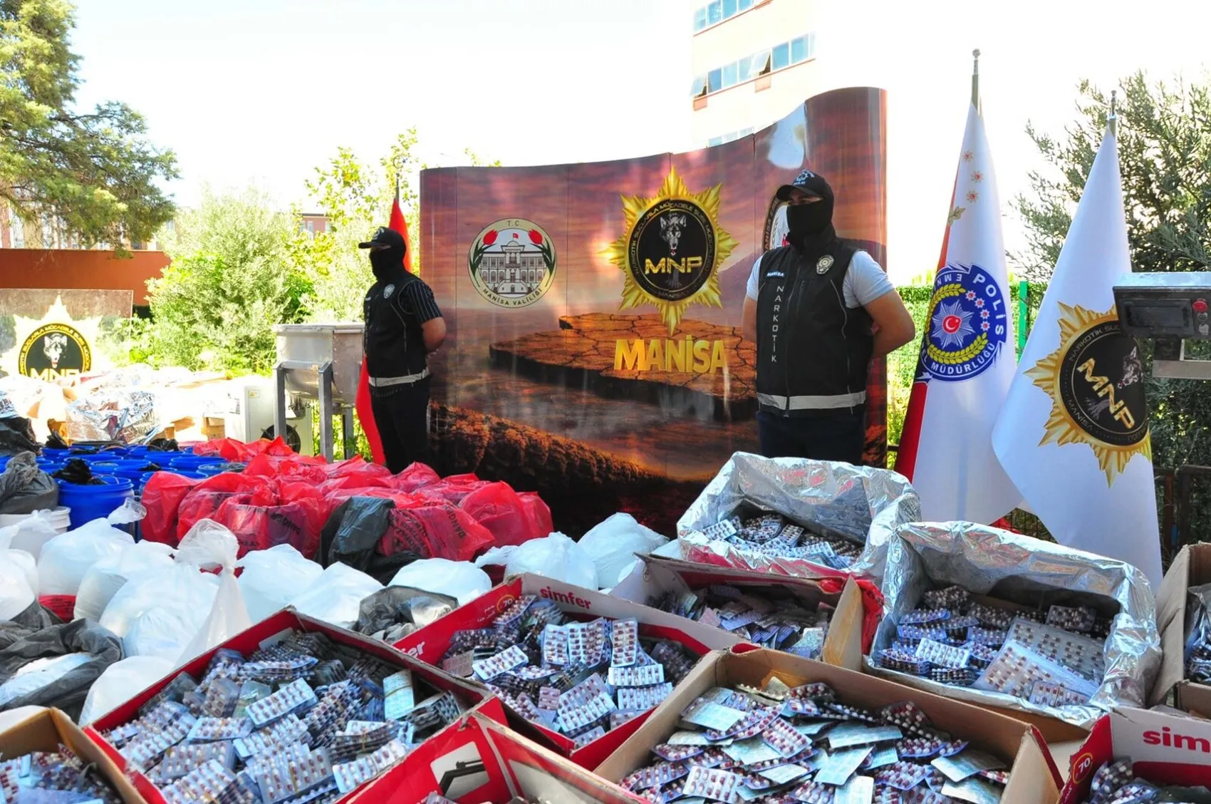 Ege'yi zehirleyeceklerdi: 1 milyarlık devasa uyuşturucu sevkiyatına şafak baskını