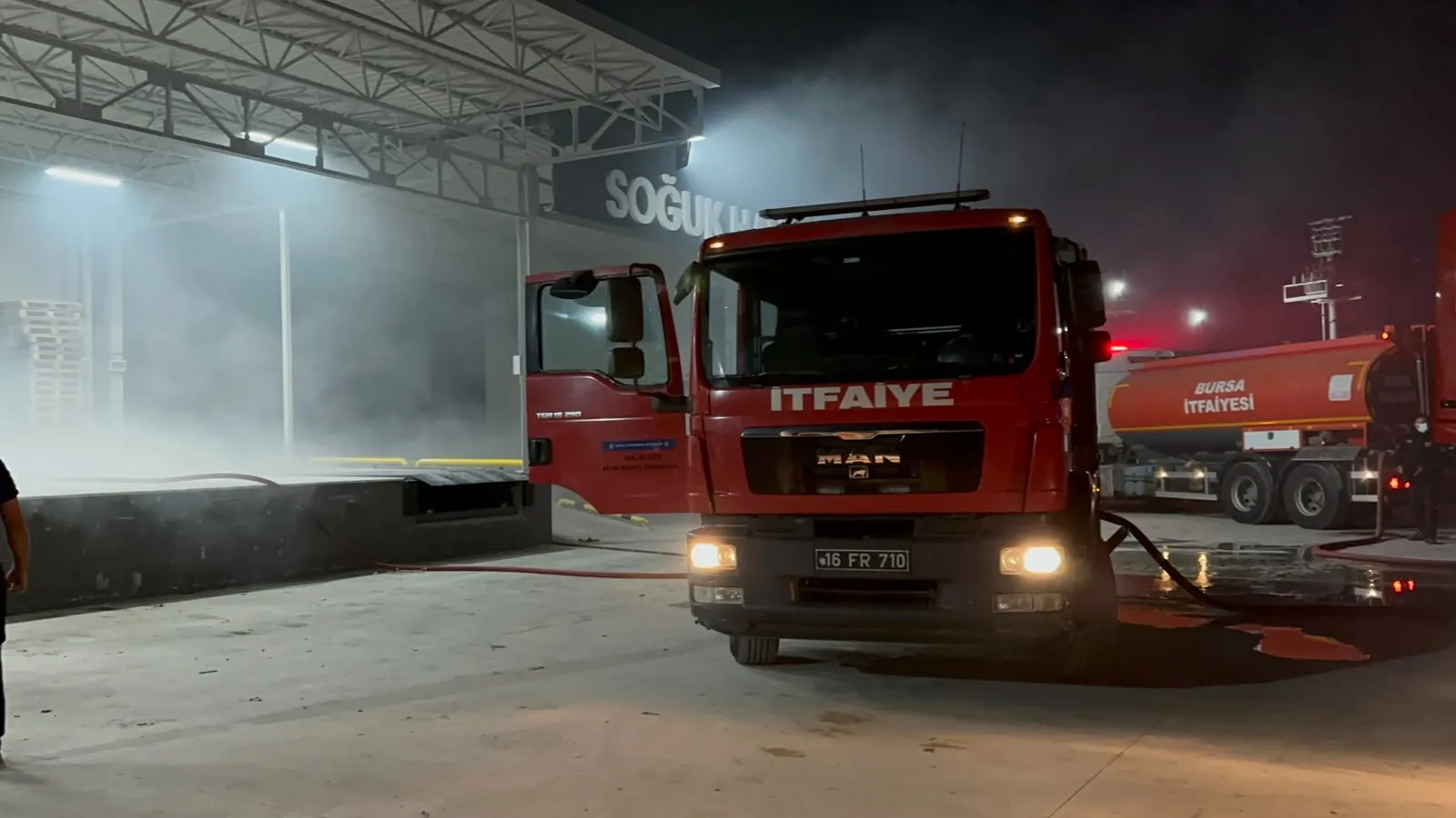 İznik'te gece yarısı paniği: Soğuk hava deposu alevlere teslim oldu
